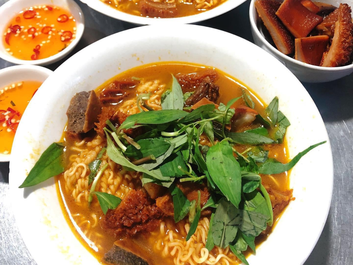 Phá lấu ăn cùng mì gói đổi mới hương vị