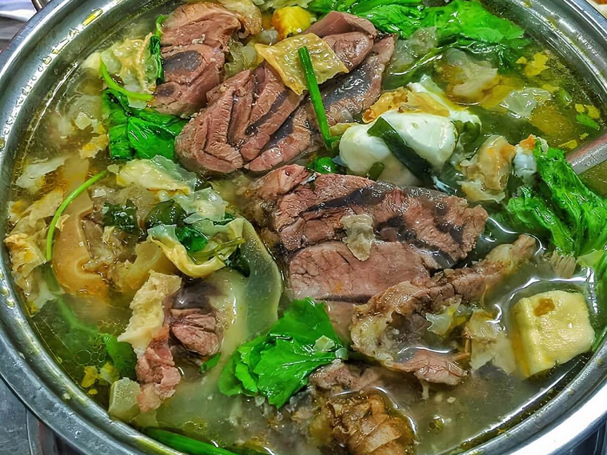 Cận cảnh nồi lẩu bò thơm ngon tại Đà Nẵng