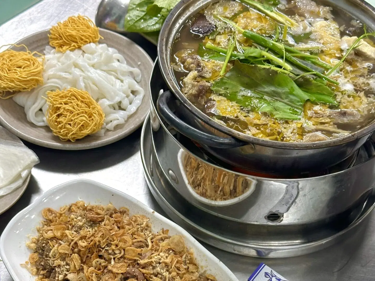 Lẩu bò ăn kèm rau sống tươi ngon