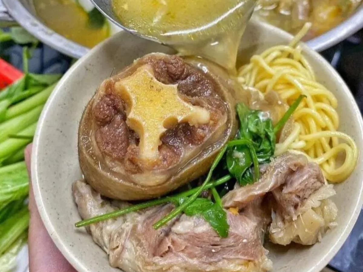 Thưởng thức chén lẩu bò nóng hổi thơm ngon