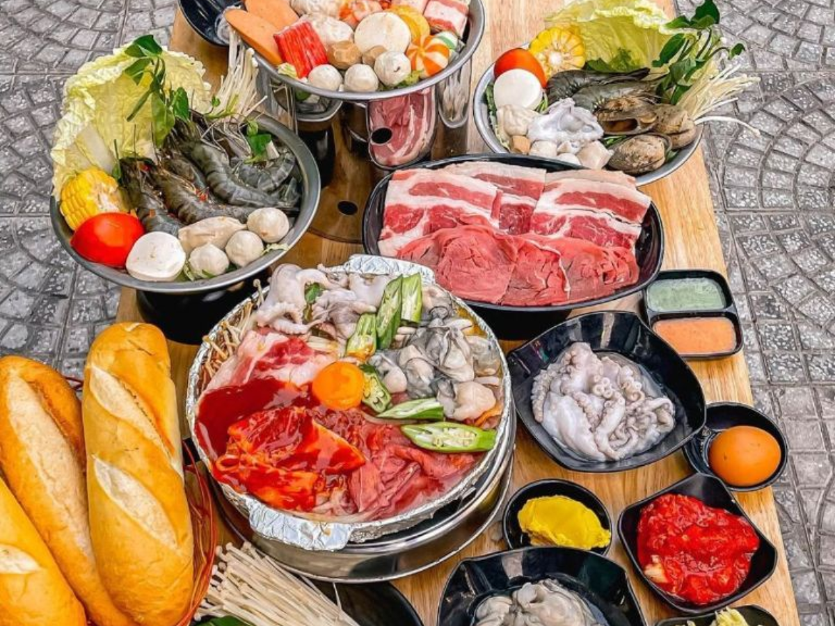 Lẩu hải sản với những nguyên liệu tươi sống hấp dẫn