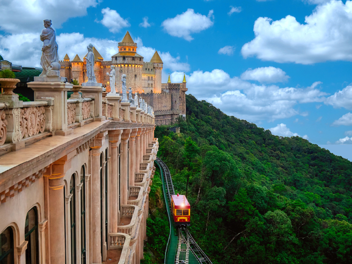 Trải nghiệm tàu hỏa leo núi tại Sun World Ba Na Hills