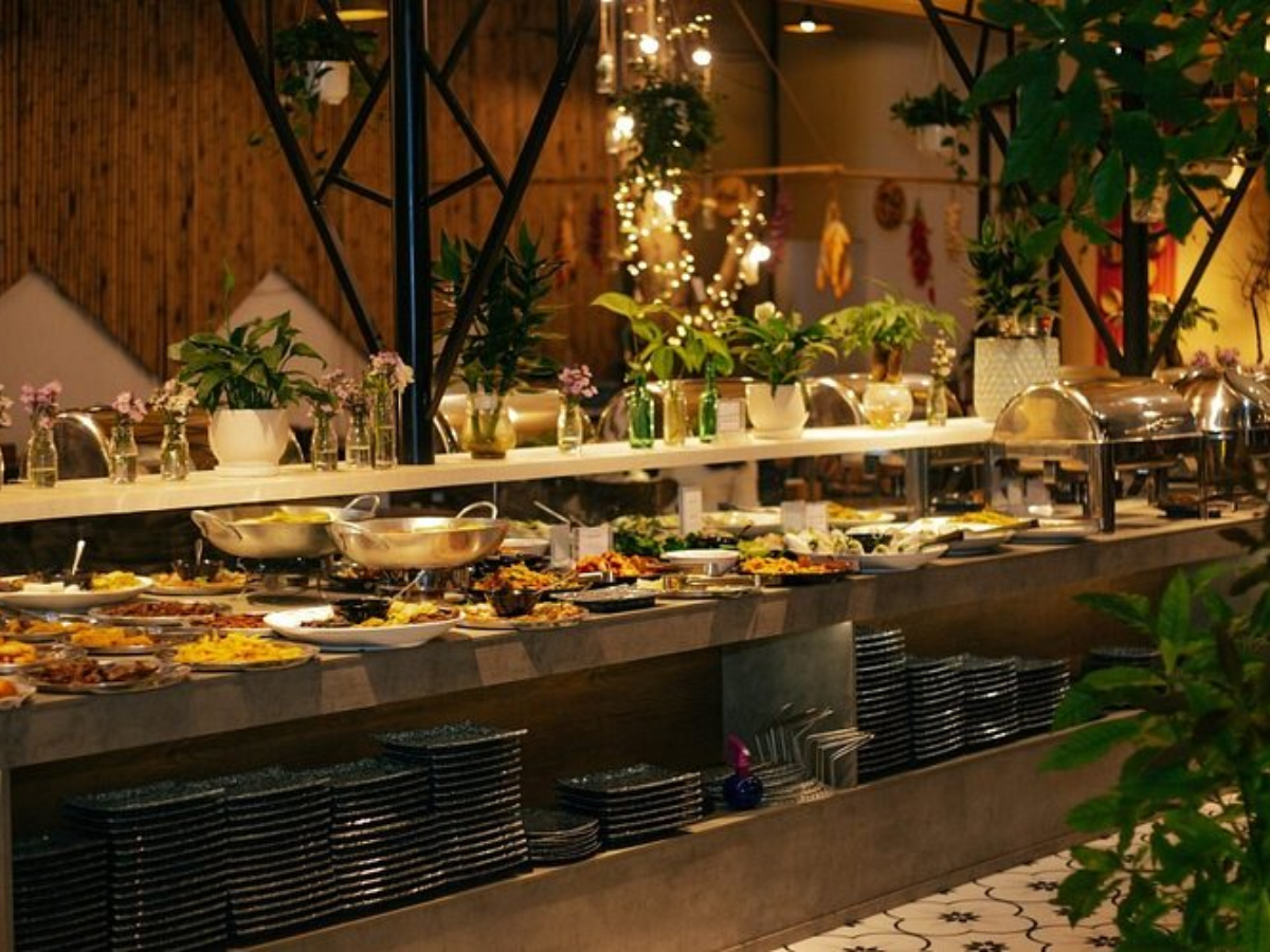 Quầy line đầy ắp thức ăn tại Độc Mộc