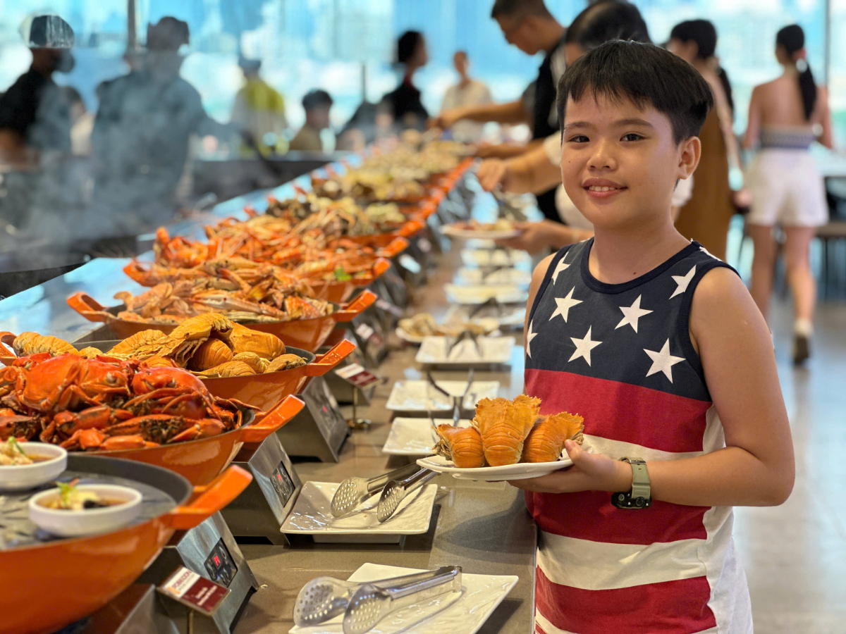 Thực khách thích thú thưởng thức các món ăn tại Poseidon Premium