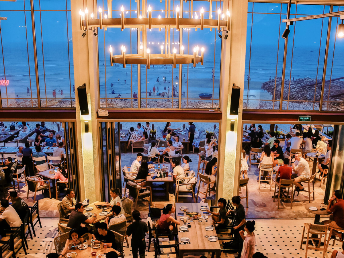 Không gian hướng ra biển sang trọng tại East West Brewing Co