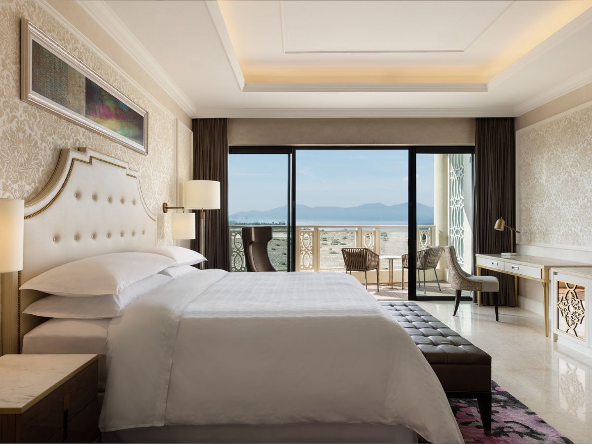 Phòng nghỉ tại Sheraton Grand Danang Resort với không gian rộng rãi, tiện nghi và có view đẹp