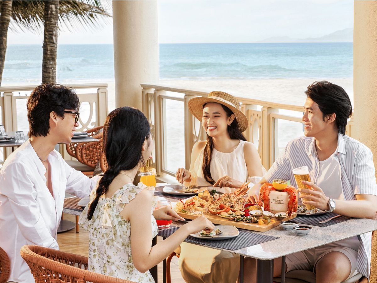 Du khách được trải nghiệm nhiều món ăn hấp dẫn tại nhà hàng của Sheraton Grand Danang Resort