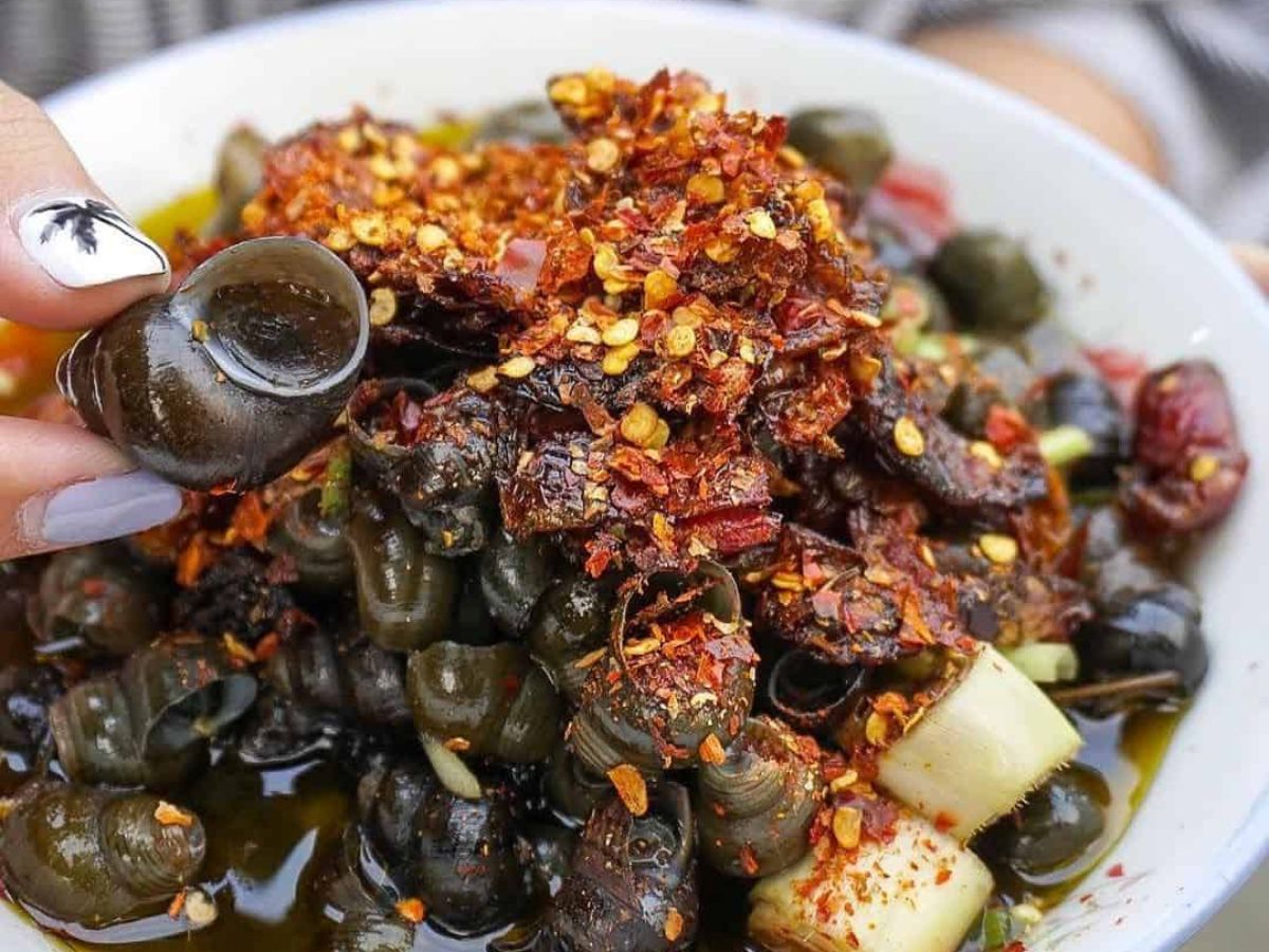 Thưởng thức ốc hút Đà Nẵng khi còn nóng để cảm nhận được độ thơm ngon đặc trưng