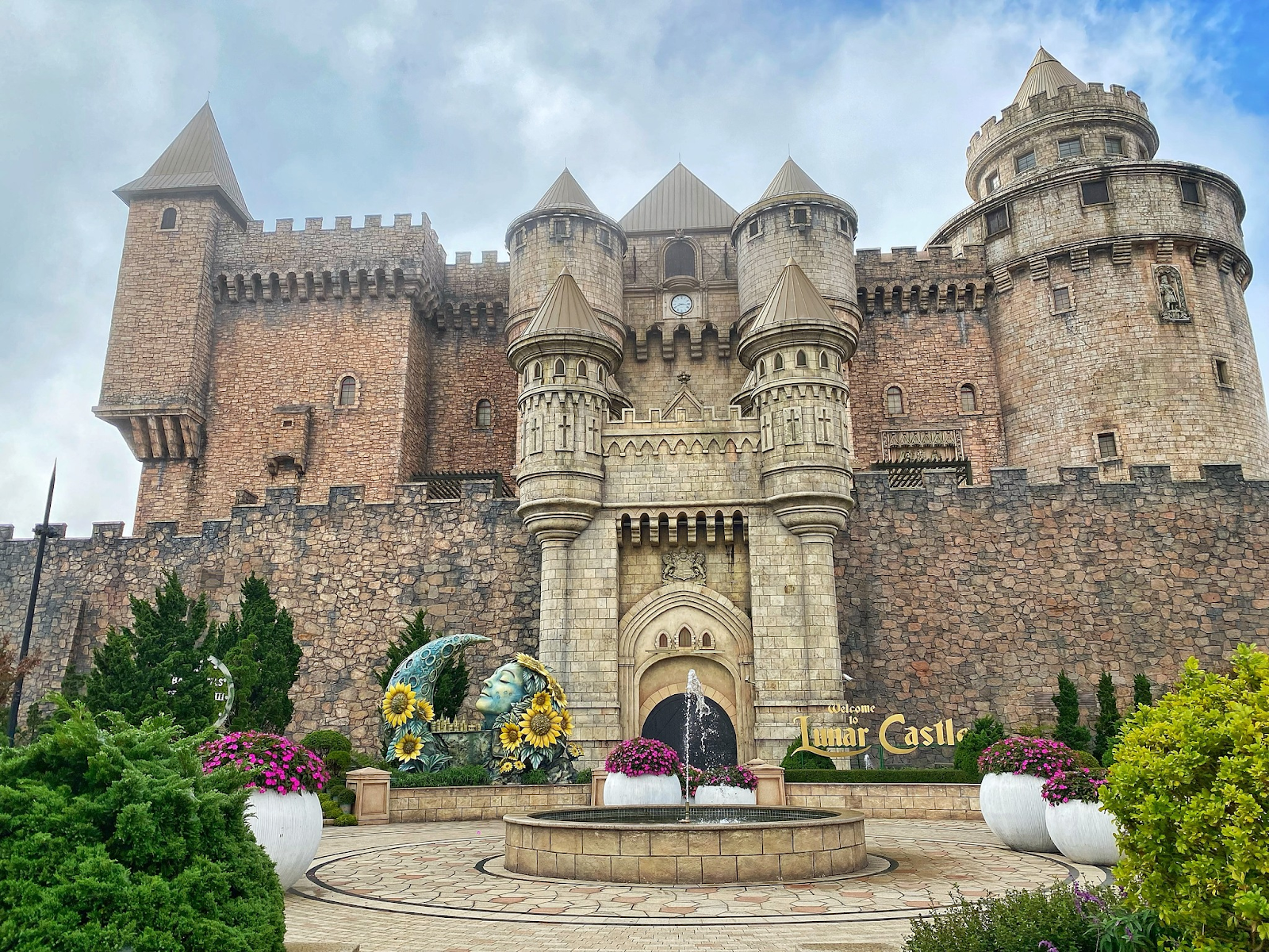 Kiến trúc độc đáo tại lâu đài Mặt Trăng