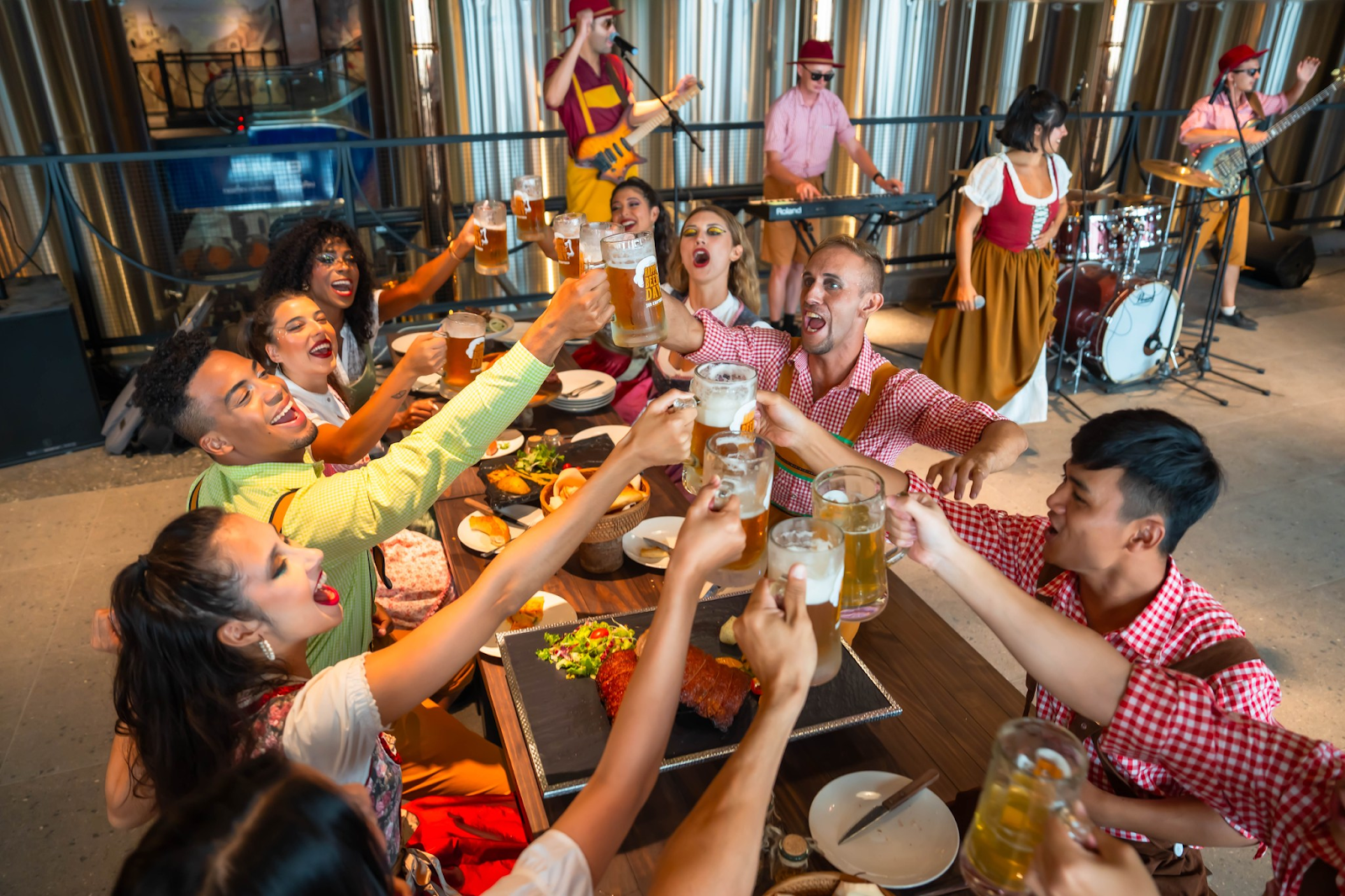 Bữa tiệc cuối năm náo nhiệt tại nhà hàng Bà Nà 1901