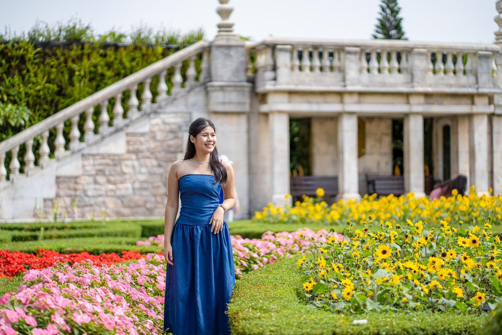 Du khách tham quan vườn hoa Le Jardin D’Amour đang khoe sắc rực rỡ