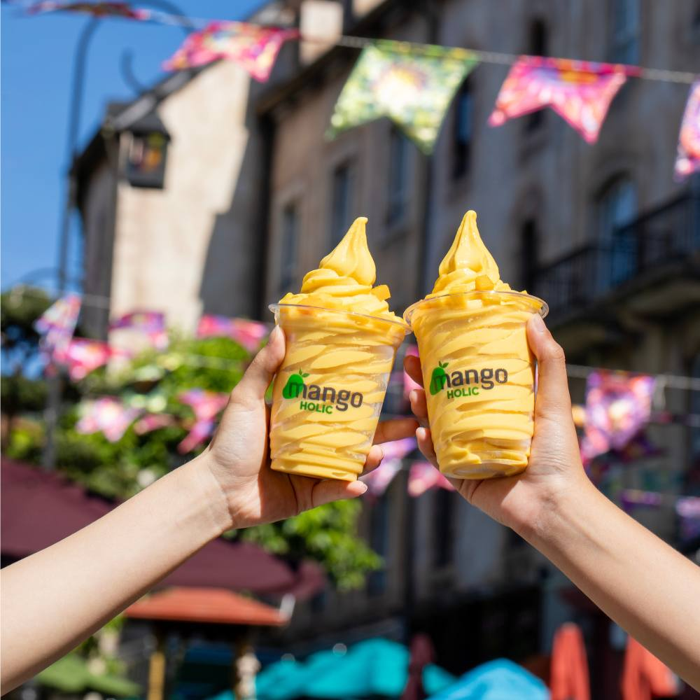 Ly kem xoài thơm ngon tại cửa hàng Mango Holic