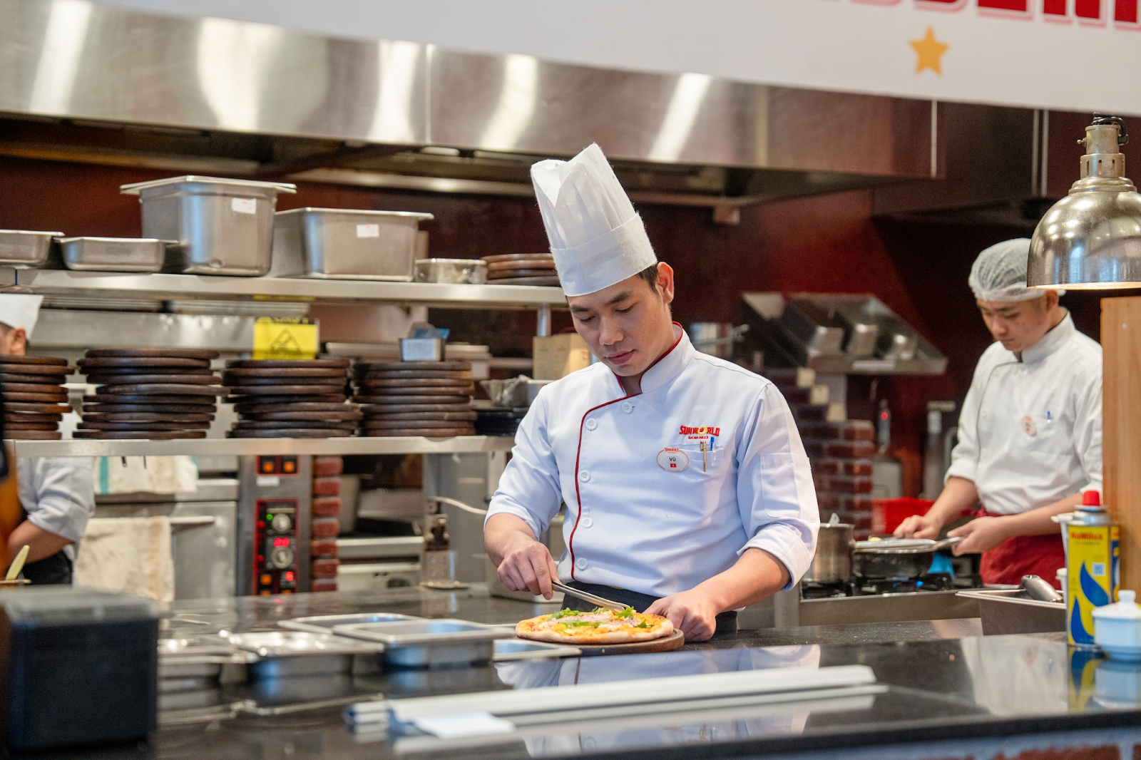 Đội ngũ đầu bếp chuyên nghiệp và tận tâm của nhà hàng