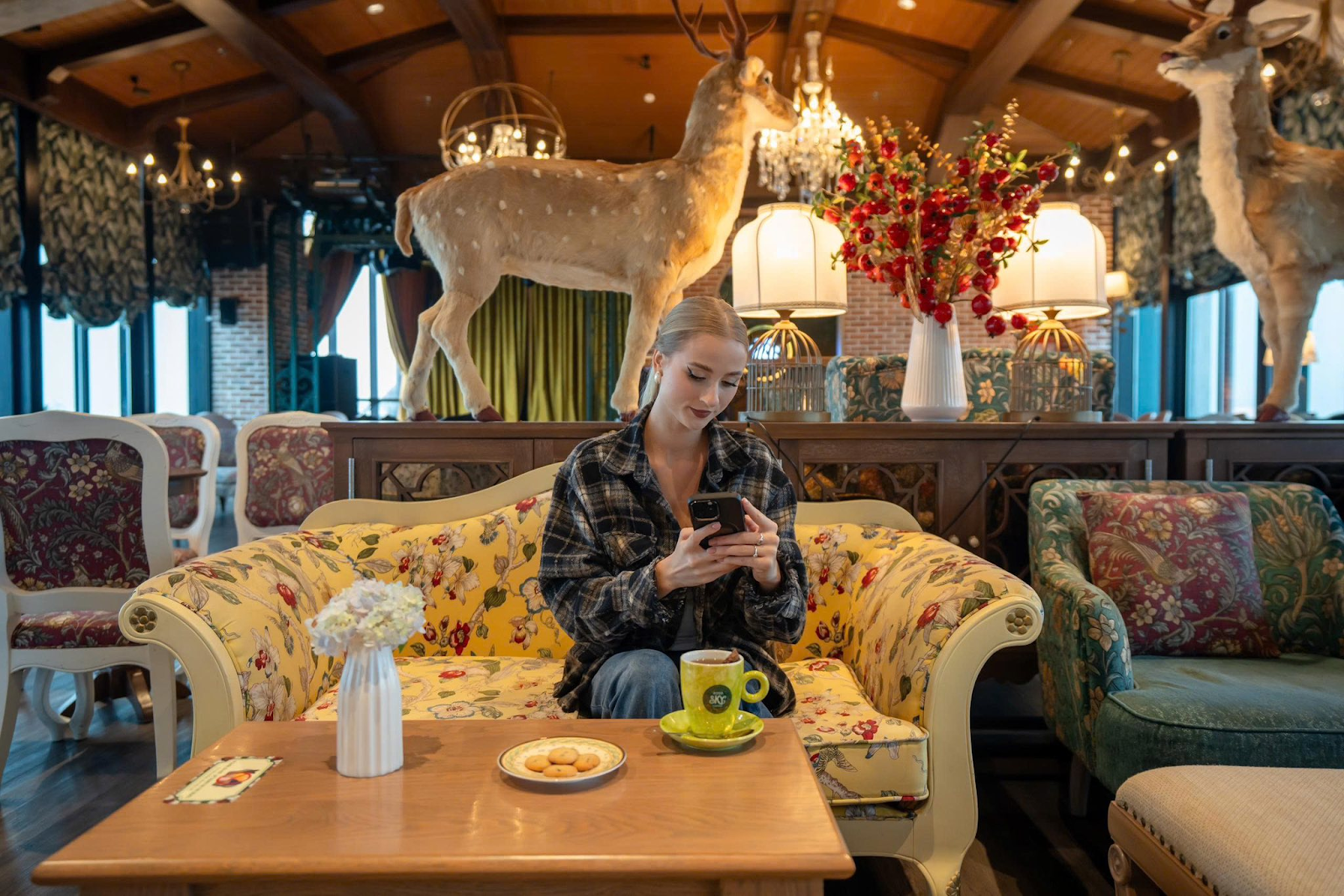 Du khách thưởng thức cafe ấm nóng tại Rosa Sky