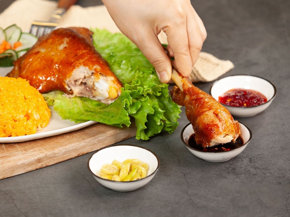 Cơm gà Đà Nẵng bắt nguồn từ những bữa ăn đậm tình miền Trung, dần trở thành món ăn đặc trưng