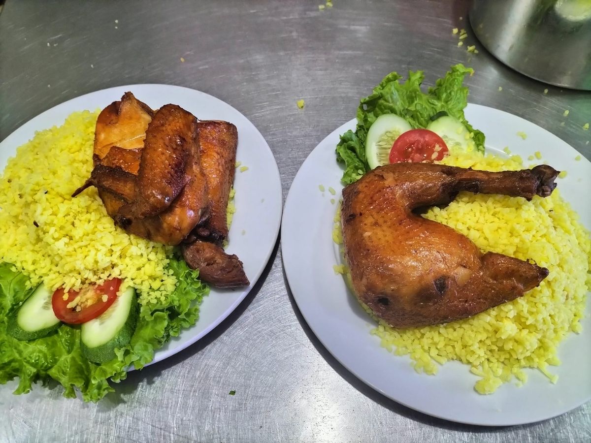 Cơm gà Tài Ký sở hữu lớp da gà vàng giòn, thịt ngọt và đậm vị