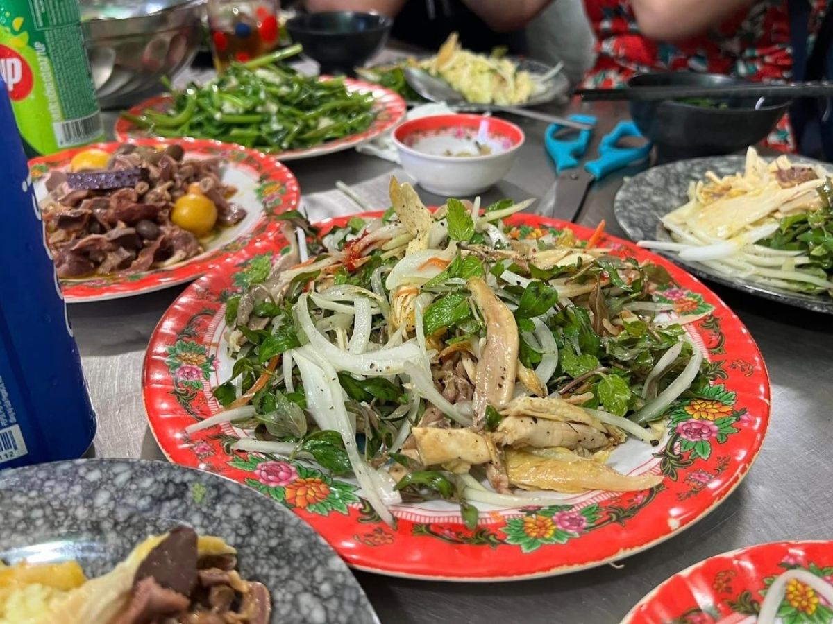 Quán cơm gà Bà Buội mang đến hương vị đậm đà và chuẩn vị