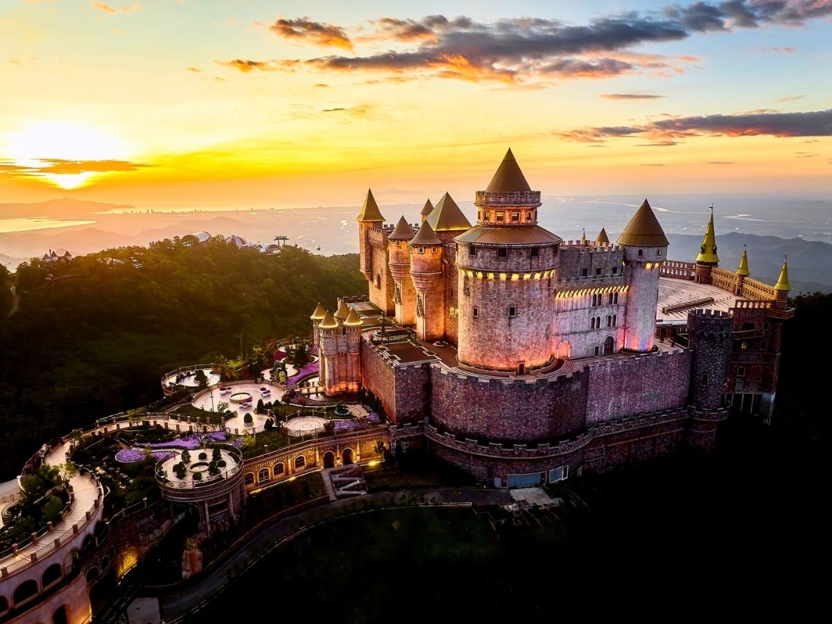Buổi sáng hãy di chuyển đến Sun World Ba Na Hills nơi cách trung tâm khoảng 40 phút lái xe