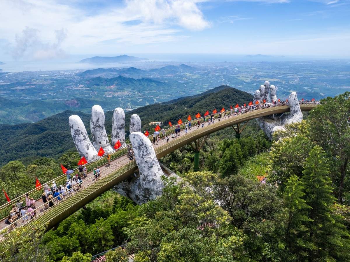Hành trình đến Sun World Ba Na Hills sẽ mang đến cho bạn trải nghiệm tại Cầu Vàng