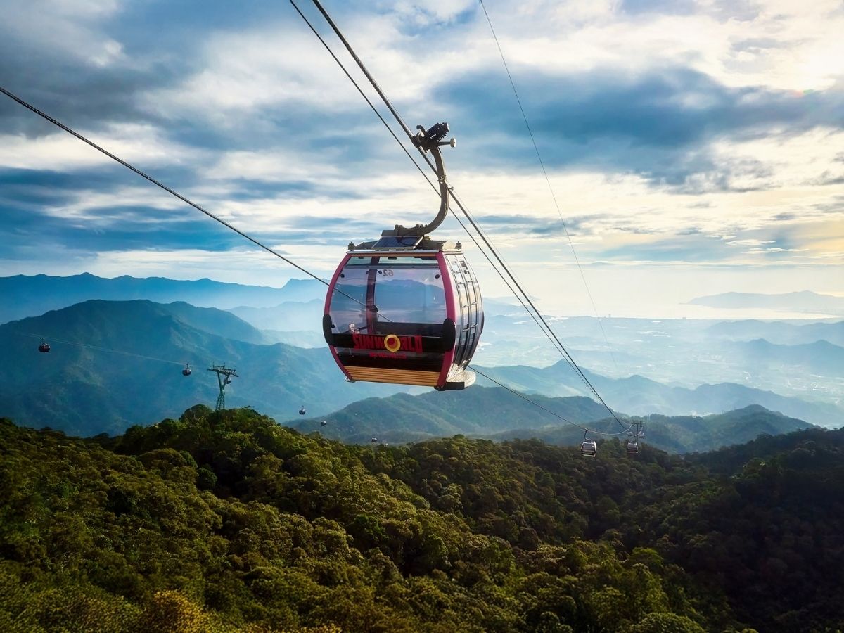 Sau bữa sáng, hãy di chuyển đến Sun World Ba Na Hills để ghé thăm Cầu Vàng nổi tiếng và Làng Pháp với kiến trúc cổ điển