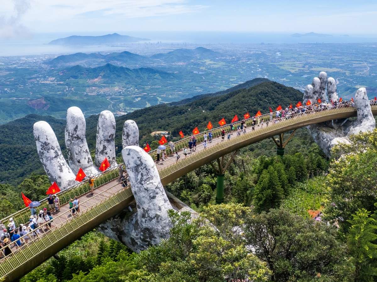 Sau đó, bạn có thể lên đường tới Sun World Ba Na Hills điểm đến hấp dẫn với Cầu Vàng nổi bật trên thế giới