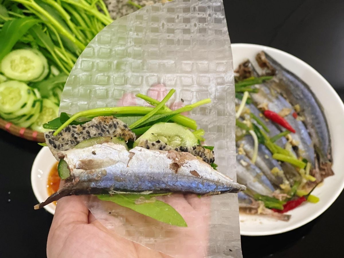 Cá nục ở đây được chế biến theo cách truyền thống, giữ vững hương vị đặc trưng của ẩm thực miền Trung