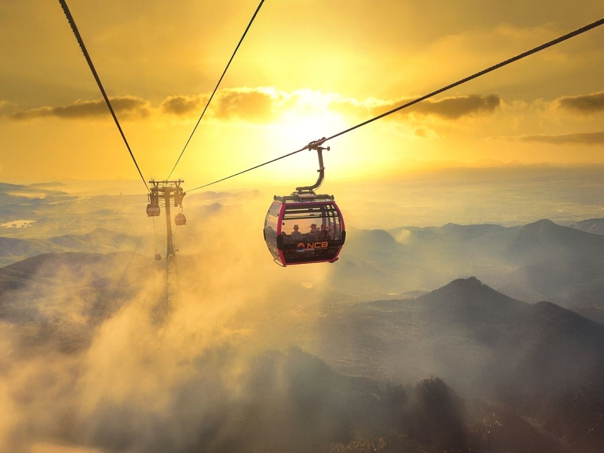 Ngồi cáp treo ngắm toàn cảnh từ trên cao và ghi lại những khoảnh khắc đẹp tại Cầu Vàng nổi tiếng