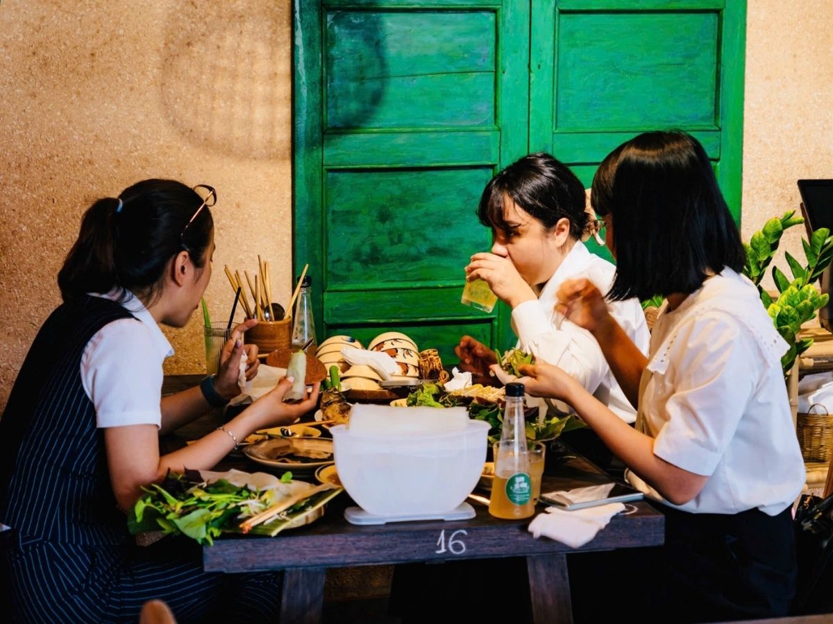 Để thưởng thức bánh tráng cuốn cá nục đúng cách cần có sự tinh tế trong từng thao tác