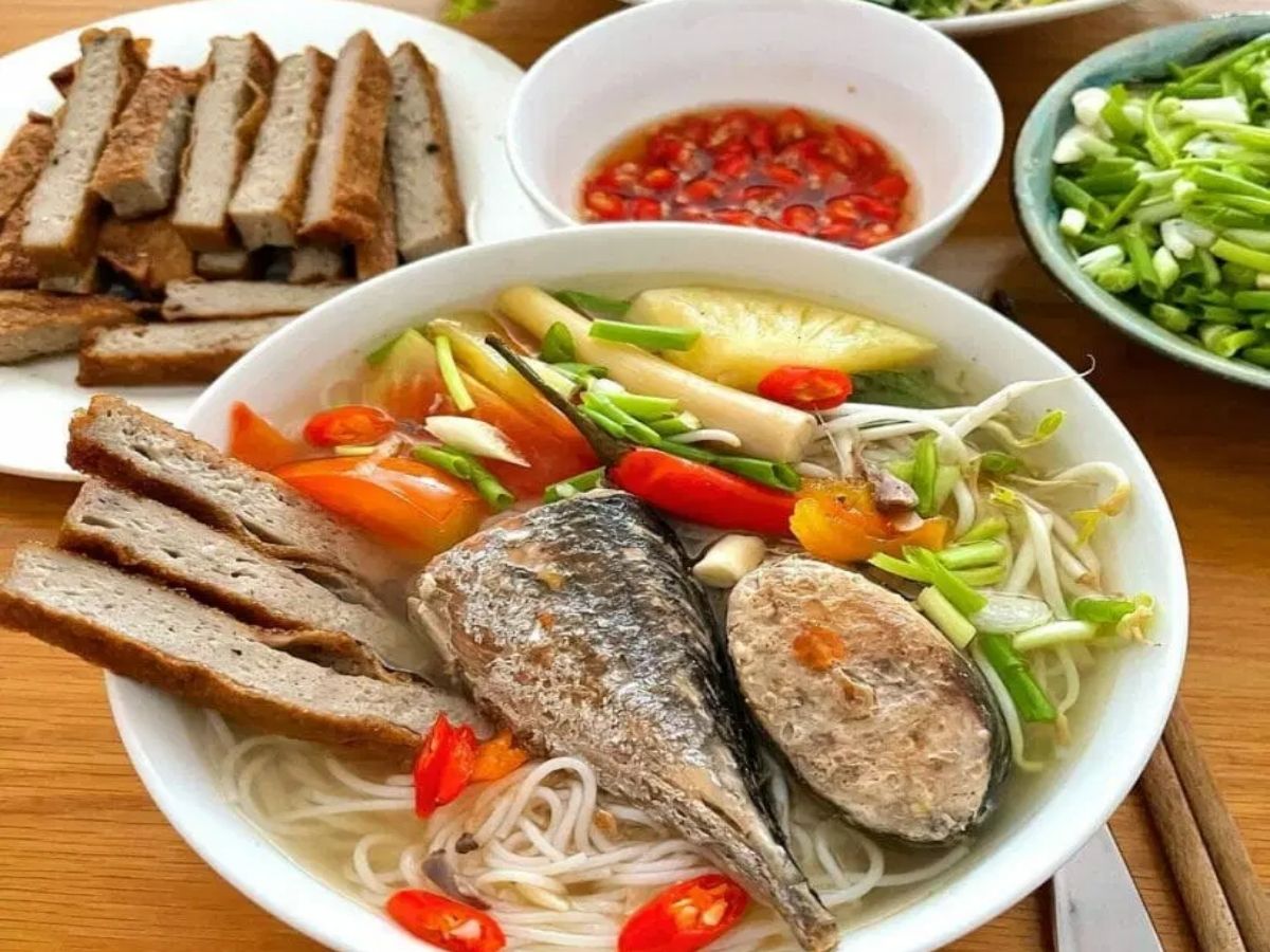 Khi thưởng thức nên trộn đều bún, cá, rau và nước dùng để các thành phần hòa quyện vào nhau