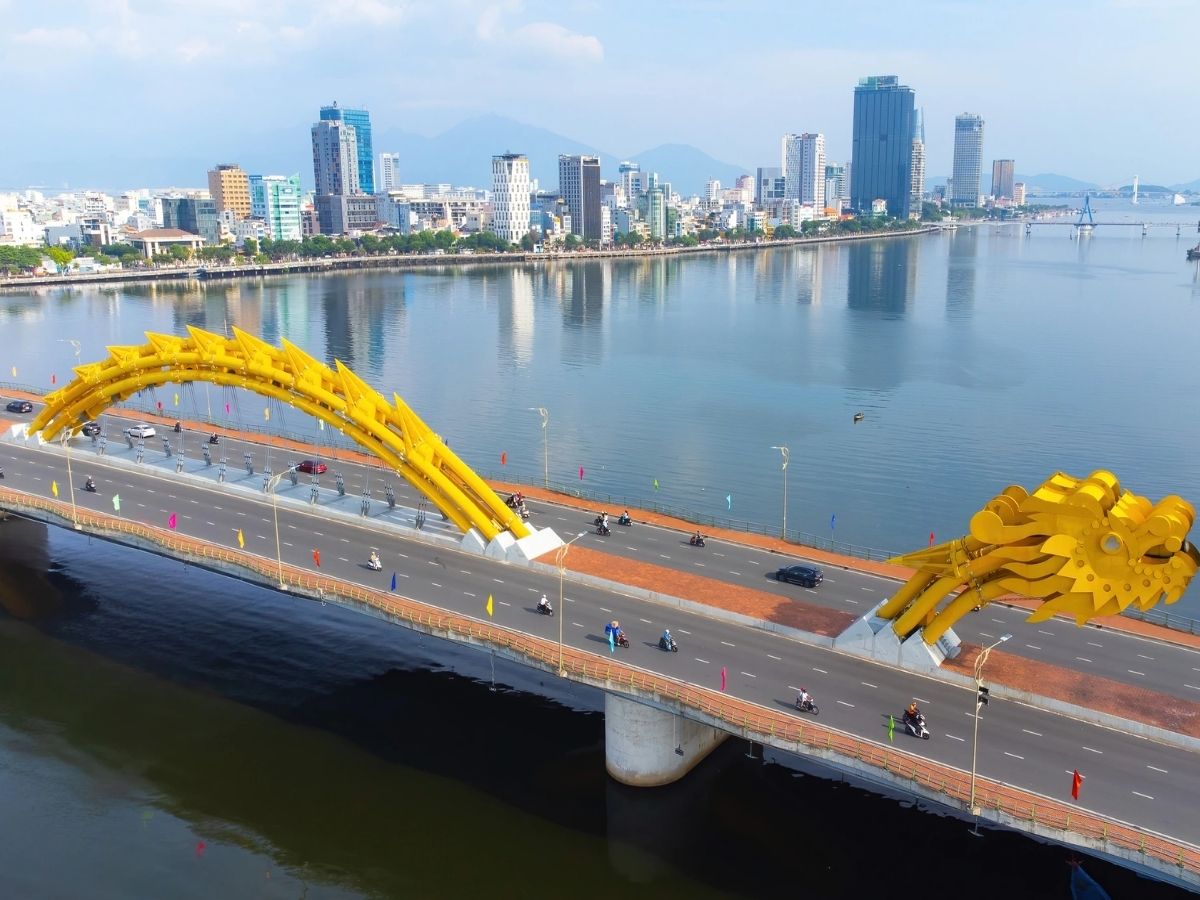 Nằm trên tuyến đường Nguyễn Văn Linh, cầu Rồng vắt ngang dòng sông Hàn êm đềm thuộc phường Hải Châu Nằm trên tuyến đường Nguyễn Văn Linh, cầu Rồng vắt ngang dòng sông Hàn êm đềm thuộc phường Hải Châu