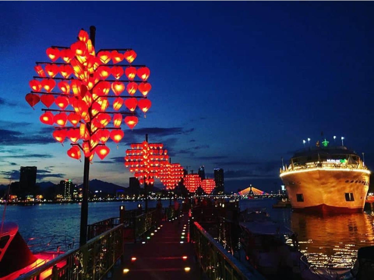 Khi hoàng hôn buông xuống bên cầu khóa tình yêu