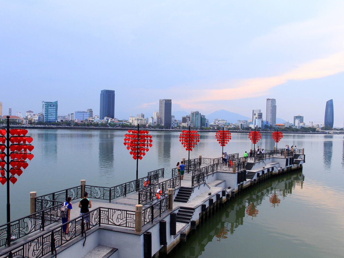 Cầu khóa tình yêu nằm nép mình bên bờ sông Hàn