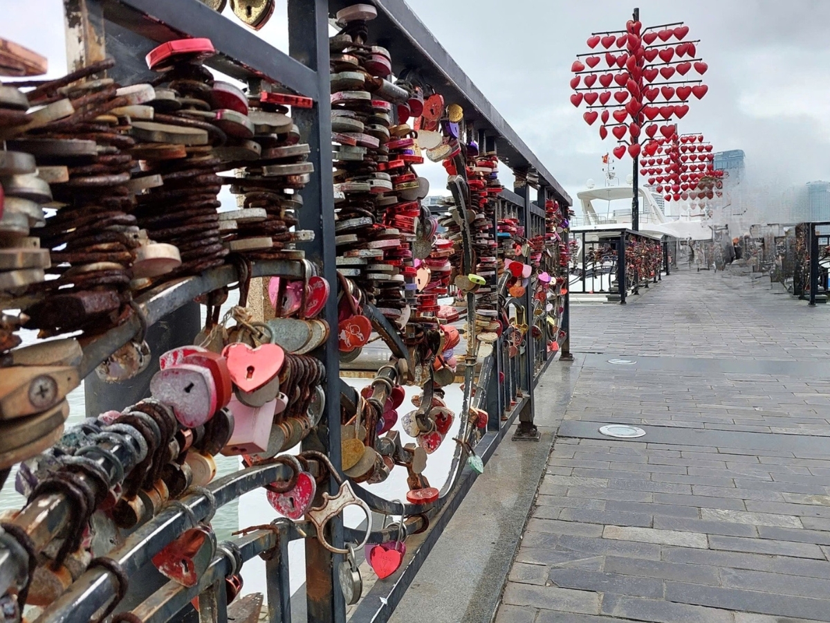 Cận cảnh những chiếc ổ khóa tình yêu trên cầu