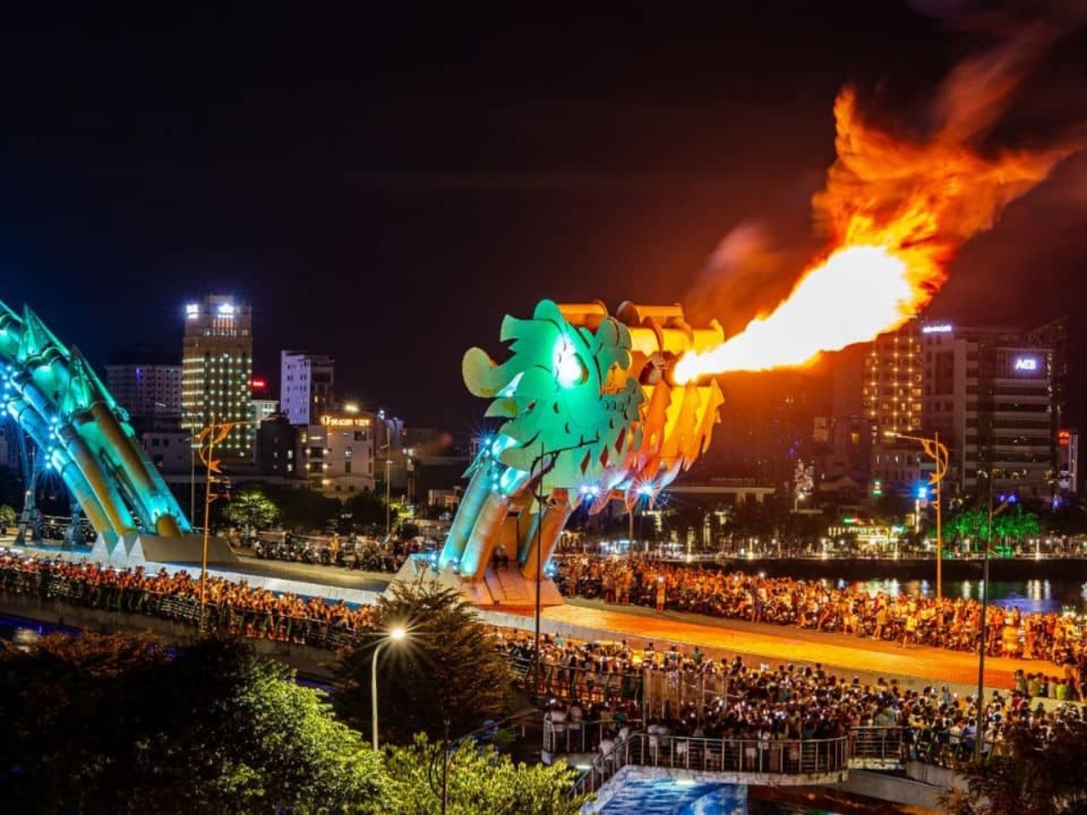 Trải nghiệm ngắm nhìn cầu Rồng phun lửa tại Đà Nẵng