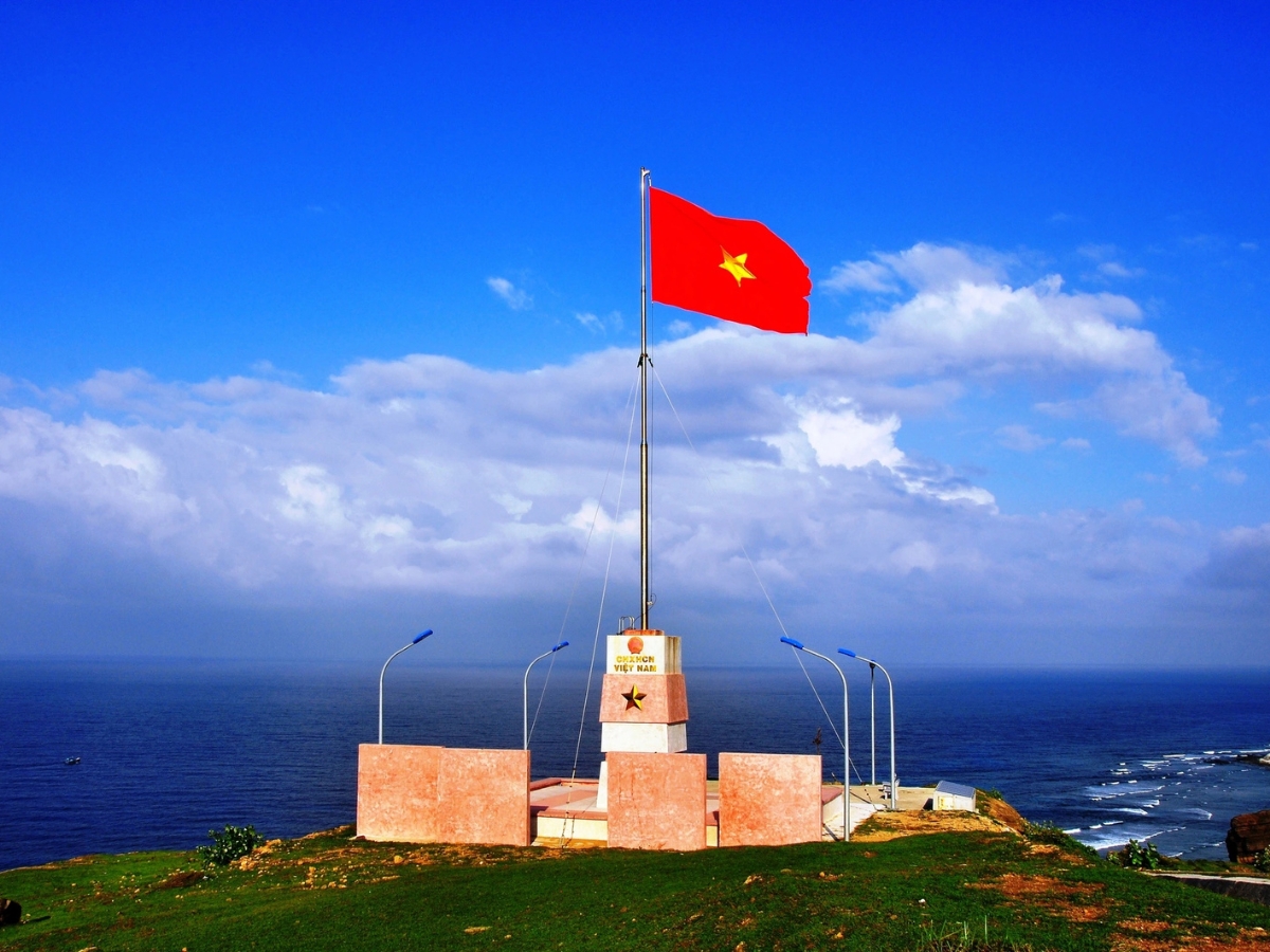 Cột cờ Tổ Quốc trên đỉnh Thới Lới 