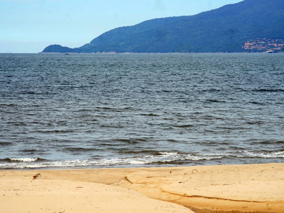 Những con sóng yên ả dạt vào bờ cát trắng trên bãi biển Xuân Thiều