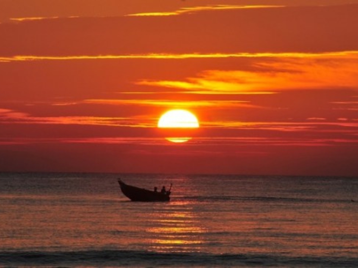 Bình minh đỏ rực trên bãi biển Xuân Thiều 