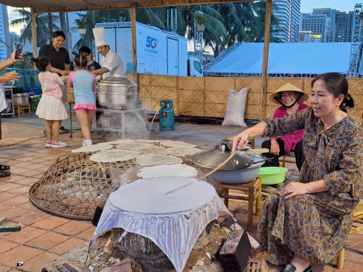 Trải nghiệm tự làm bánh tráng khi đến làng Túy Loan 