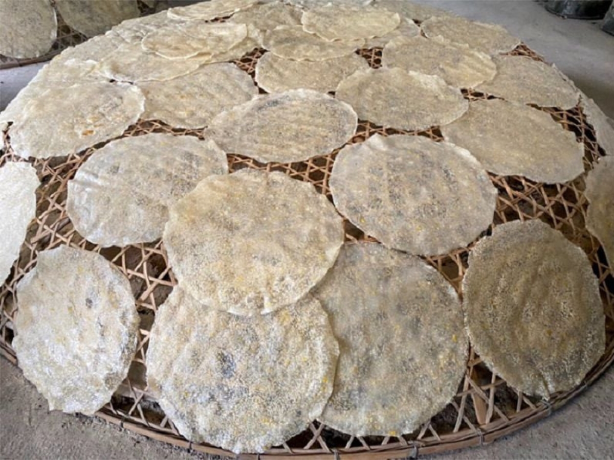 Những chiếc bánh tráng được hong trên bếp than