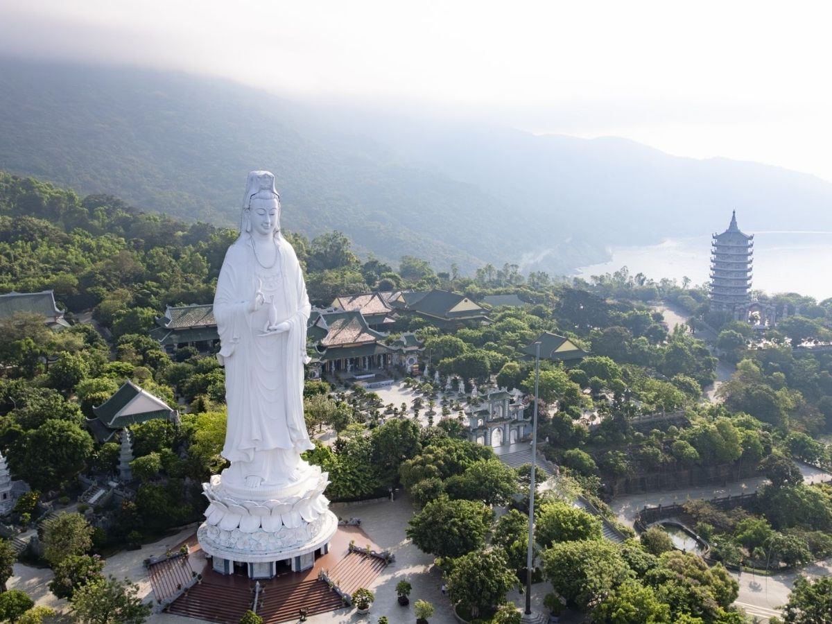 Chuỗi chùa Linh Ứng là nét đặc trưng về tâm linh không thể bỏ qua trong hành trình du lịch Đà Nẵng tết âm lịch