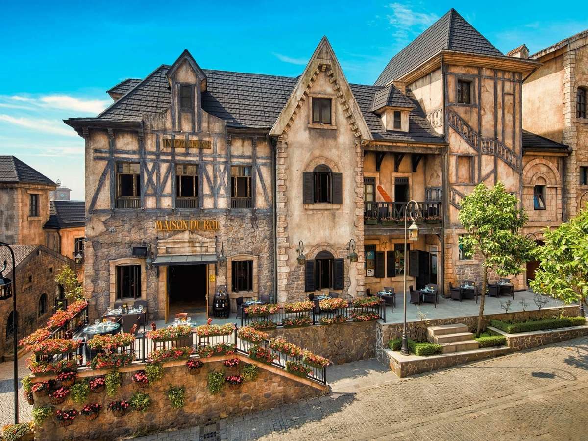 Gần Sun World Ba Na Hills, khách có thể chọn Mercure Ba Na Hills French Village với phong cách châu Âu cổ điển.