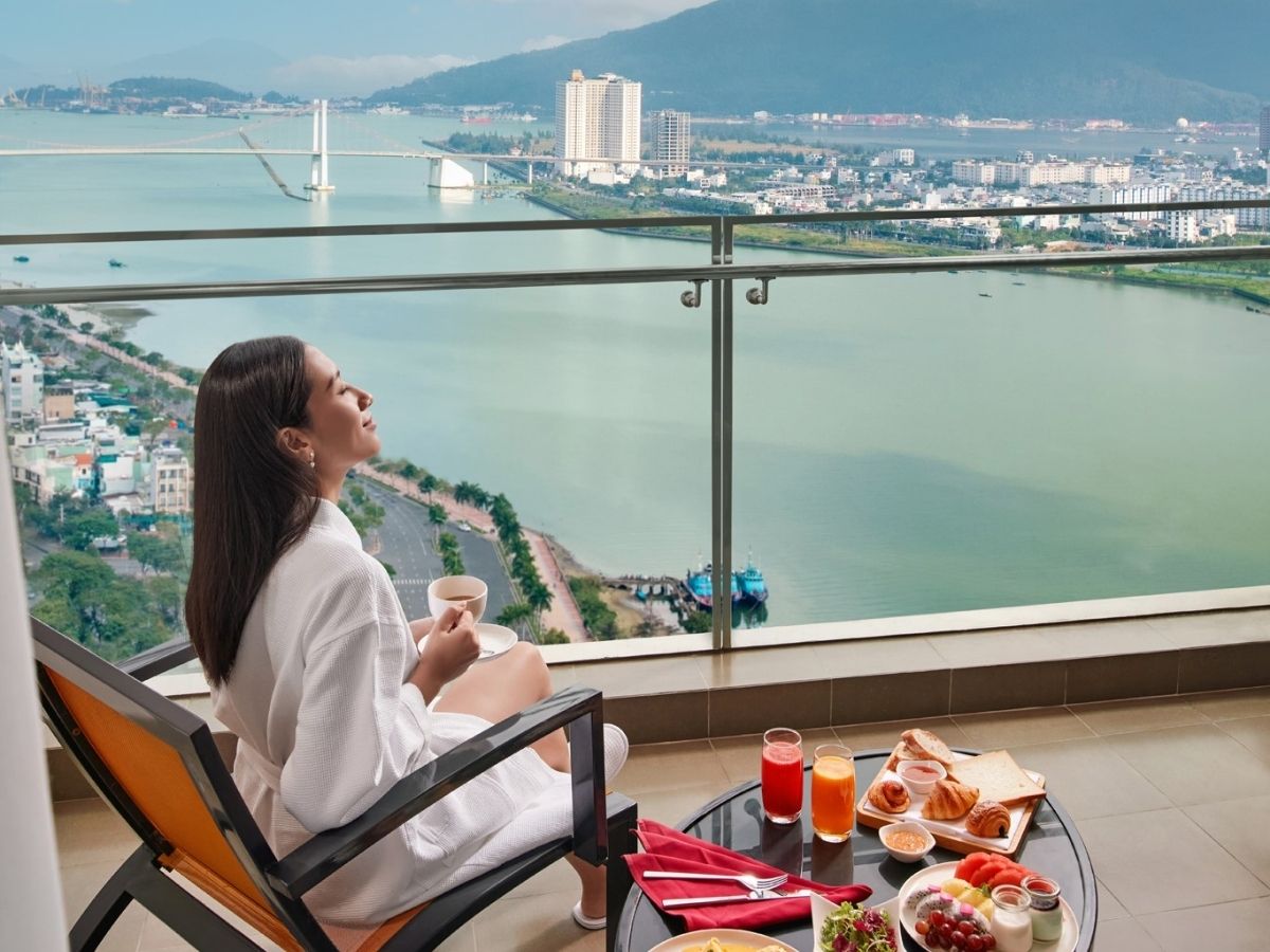 Nếu lựa chọn đi tự túc, nên chọn khách sạn trong khu vực Hải Châu hoặc Thanh Khê để chi phí hợp lý.