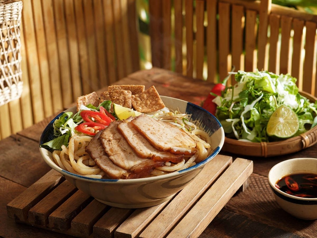 Thưởng thức các món đặc sản như cao lầu, cơm gà, bánh đập…