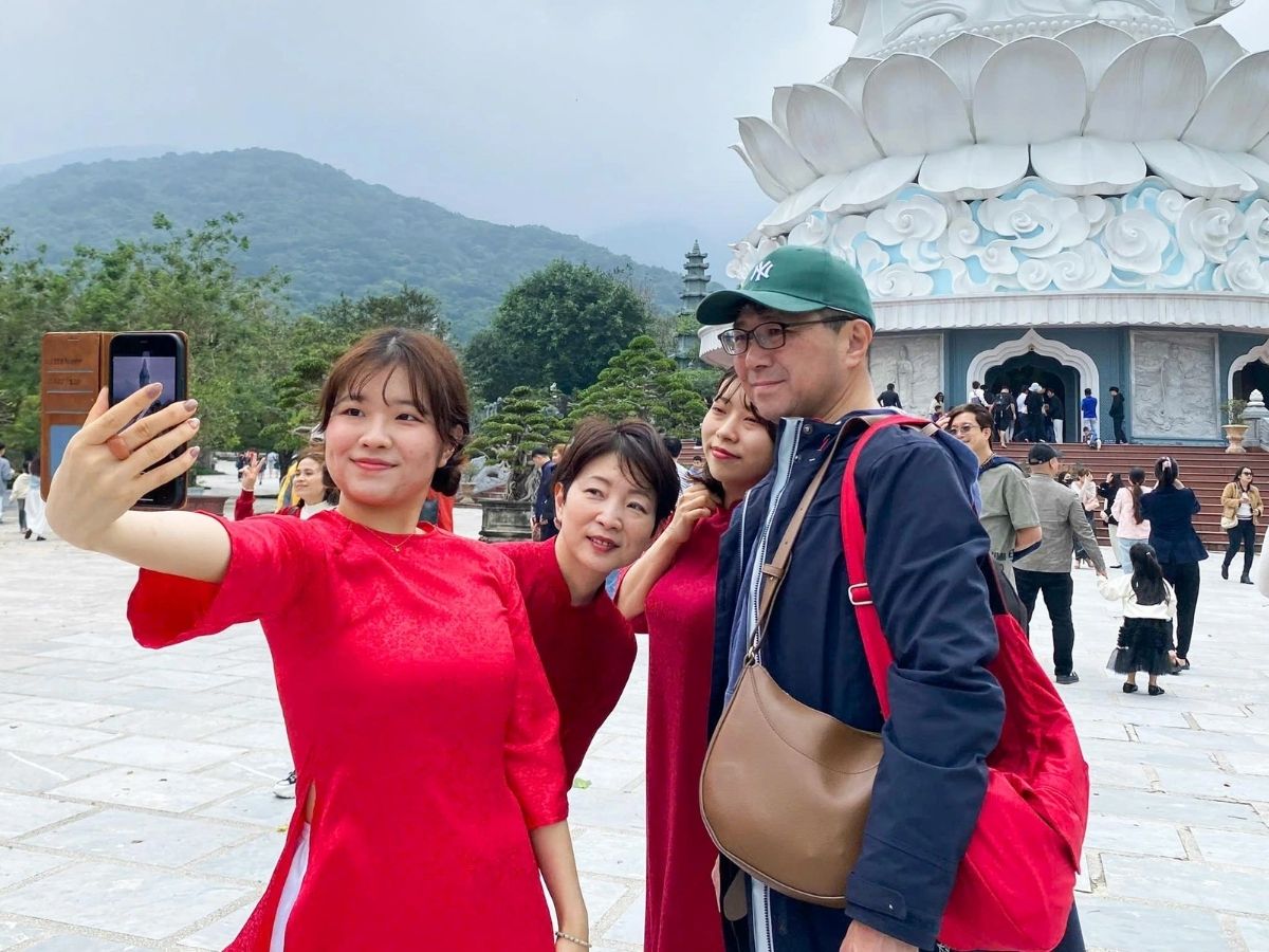 Lễ chùa đầu năm tại chùa Linh Ứng là dịp cầu mong sức khỏe, bình an cho cả gia đình trong năm mới