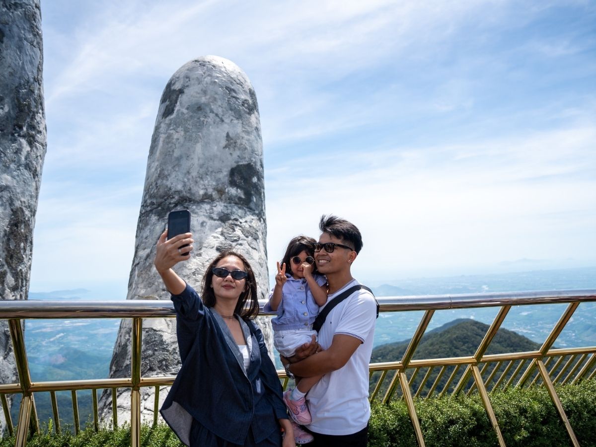 Cầu Vàng tại Bà Nà Hills là địa điểm chụp ảnh nổi bật với dải lụa vàng trên đôi bàn tay đá khổng lồ.