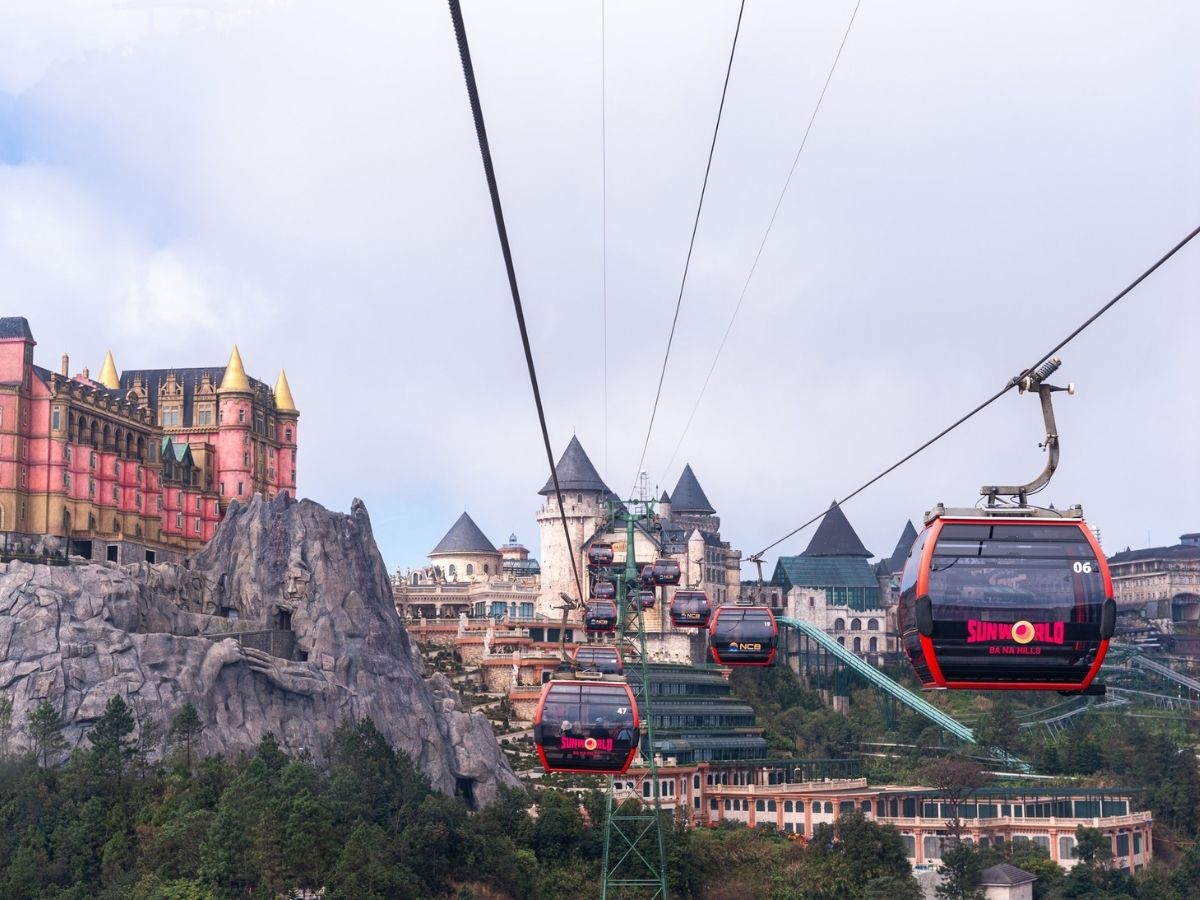 Bà Nà Hills được mệnh danh là "Châu Âu giữa lòng Đà Nẵng" với tuyến cáp treo nắm giữ kỷ lục thế giới