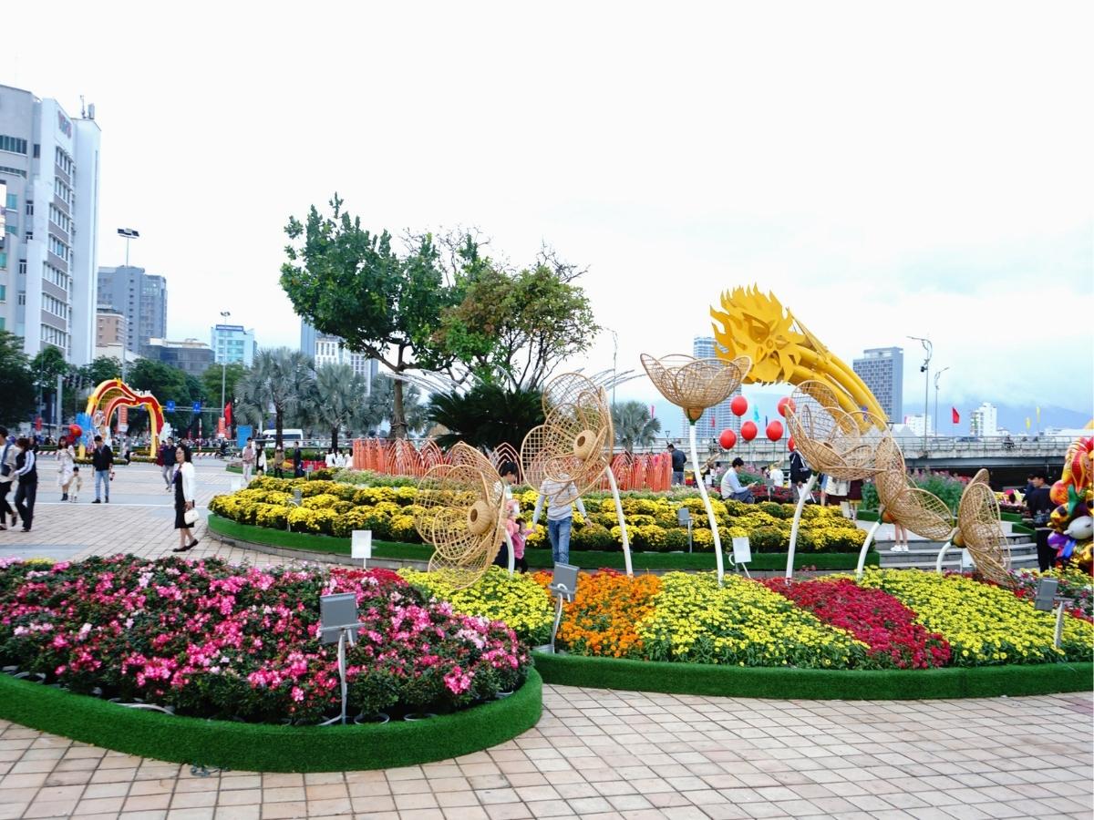 Không thể không nhắc đến Đường hoa Bạch Đằng nơi lý tưởng để ghi lại khoảnh khắc chào năm mới trong không gian rực rỡ sắc màu