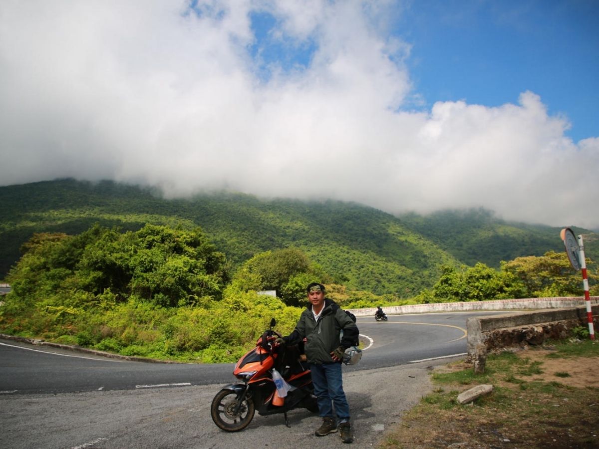 Đèo Hải Vân nổi tiếng với khung cảnh núi non trùng điệp và biển xanh trải dài, là cung đường lý tưởng cho những chuyến khám phá đầu năm mới