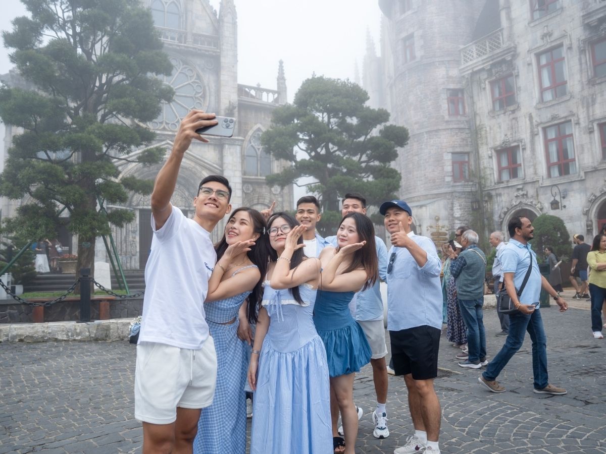 Không gian “làng Pháp” giữa rừng núi là phông nền lý tưởng với quảng trường.