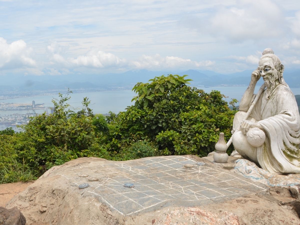 Tượng ông Tiên ngồi đánh cờ là nét đặc trưng của địa điểm chụp ảnh này.